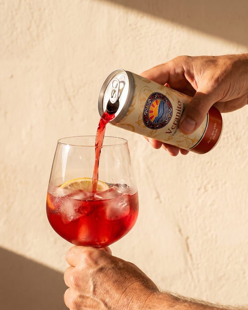 Veranito ingeschonken in een glas tegen een zonnige muur